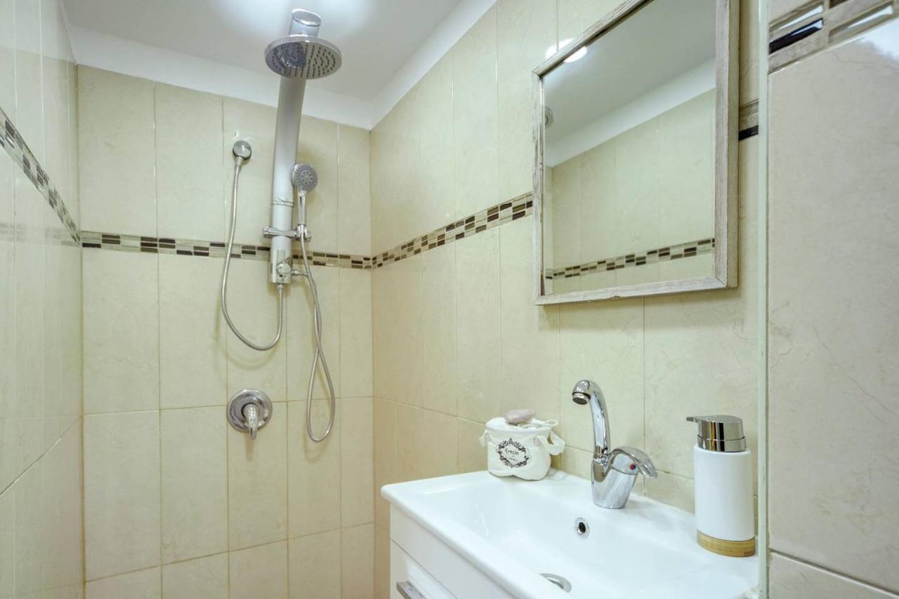 Authentic One Bedroom Apartment In City Center エルサレム エクステリア 写真
